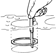 7. Щупом измерьте зазор в замке поршневого кольца.