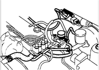 5. Ослабьте хомуты и снимите верхний и нижний шланги радиатора.
