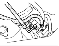 18. Отсоедините шланги от насоса усилителя рулевого управления.