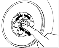 2. Пальцем руки проверните подшипник с приложением максимального усилия в