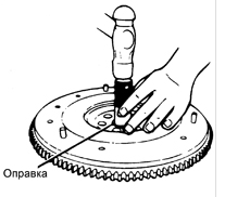 1. Молотком и трубчатой оправкой установите центральный подшипник.