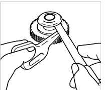 2. Измерьте зазор между втулкой промежуточной шестерни заднего хода и
