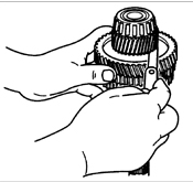 2. Измерьте зазор между шестерней 1-ой передачи и шестерней привода