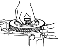 1. Установите дифференциал в картер коробки передач.
