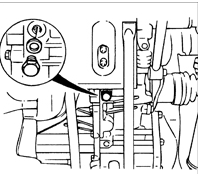 2. Выверните пробку слива масла, расположенную в торце коробки передач и