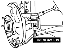 7. Выверните гайку и съемником OK670 321 019 выдавите цапфу шарнира