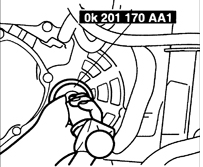 12. Замените стопорное кольцо на внутреннем конце приводного вала и вставьте