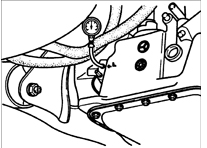 6. Подсоедините манометр OK201 190 AA0 к штуцеру проверки давления. Для