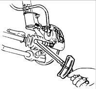 5. Установите суппорт переднего тормоза на поворотный кулак и закрепите двумя