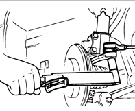 8. Установите цапфу шарового шарнира наконечника рулевой тяги в поворотный