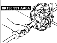 2. Специальным приспособлением ОК130 331 АА0А снимите ступицу.
