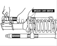 3. Специальным приспособлением OK2A1 341 001А сожмите пружину стойки передней