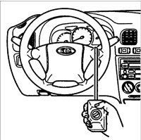 3. Зацепите динамометр за спицу рулевого колеса в месте наиболее удаленном от