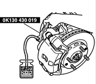 5. При нажатой педали тормоза ключом OK130 430 019 ослабьте штуцер прокачки и