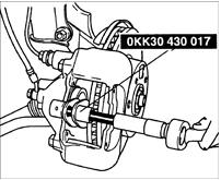4. Специальным инструментом ОКК30 430 017 вдавите поршень в цилиндр суппорта.