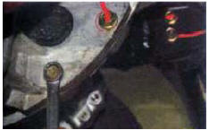 3. Выверните два болта переднего ...