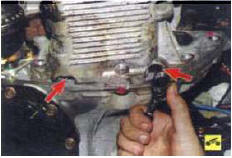 6. Выверните два болта креплении масляного картера, расположенные в колодцах