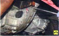 8. Отделите масляный картер от блока цилиндров отверткой, вставленной в зазор