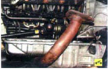 9. …и снимите картер, отжав вниз приемную трубу.