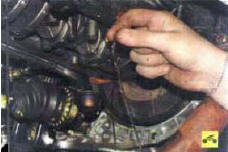 10. Удалите старый герметик с привалочных поверхностей блока цилиндров...