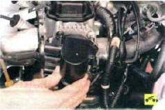 2. Снимите катушку зажигания (см. «Снятие и установка катушки зажигания», с.