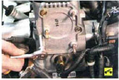 3. Выверните три болта крепления кронштейна катушки зажигания к корпусу распределительного