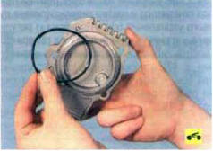 Под кронштейном крепления катушки зажигания установлено резиновое уплотнительное