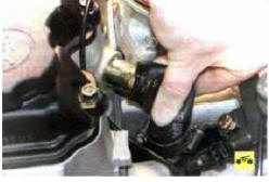 6. ..и отсоедините шланг от патрубка корпуса распределительного вала.