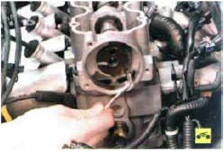 8. Ослабьте затяжку двух болтов крепления упорного фланца распределительного