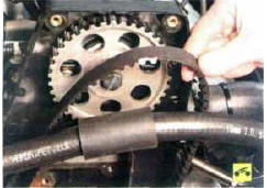 9. Ослабьте натяжение и снимите ремень привода газораспределительного механизма