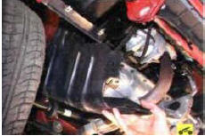 4. Снимите правый брызговик двигателя (см. «Снятие и установка брызговиков двигателя»,