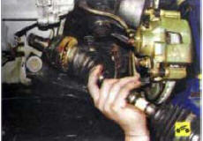 8. Снимите приводы передних колес (см. «Снятие и установка приводов передних колес», с. 159)