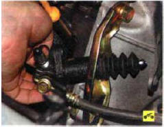 10. Снимите с кронштейна рабочий цилиндр гидропривода сцепления (см. «Замена