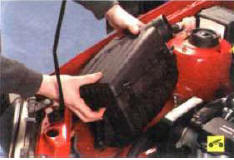 11. Для удобства работы снимите воздушный фильтр (см. «Снятие и установка воздушного