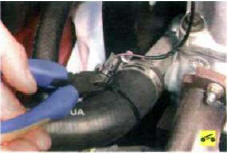 12. …перекусите бокорезами (или разрежьте ножом) хомут крепления провода к шлангу