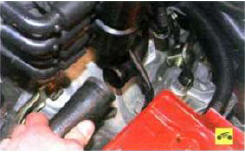 16. Аналогично отсоедините отводящий шланг от водораспределительной трубы и радиатора,