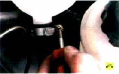 17. Ослабьте затяжку хомута крепления жидкостного шланга…