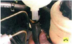 18. ...и снимите шланг с патрубка расширительного бачка.