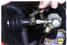 21. Ослабьте затяжку болта клеммного зажима привода управления механизмом переключения