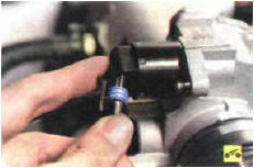 22. Отсоедините колодки моторного жгута проводов от регулятора холостого хода..