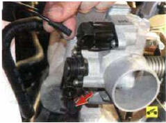 24. Отсоедините от патрубков дроссельного узла шланг к датчику абсолютного давления…