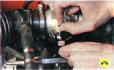 27. Отсоедините от сектора дроссельного узла наконечник троса привода дроссельной