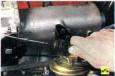 28. ...а от кронштейна на впускной трубе оболочку троса (см. «Регулировка и замена