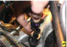 29. Отсоедините колодки моторного жгута проводов от датчика скорости ...