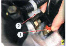 31. Отсоедините колодку жгута проводов от датчика 1 указателя температуры охлаждающей