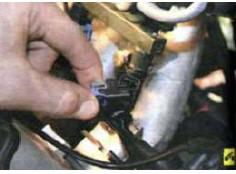 32. Отсоедините колодки жгута проводов от форсунок и отведите жгут форсунок в