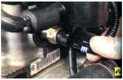 33. Отсоедините колодки жгута проводов от датчика температуры охлаждающей жидкости