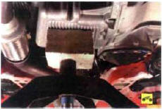 3. Установите под картер двигателя домкрат или опору.