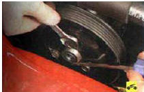 38. Выверните три болта крепления шкива насоса гидроусилителя рулевого управления,