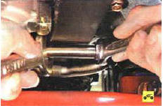 40. Удерживая штуцер от проворачивания, вторым ключом отверните гайку трубопровода